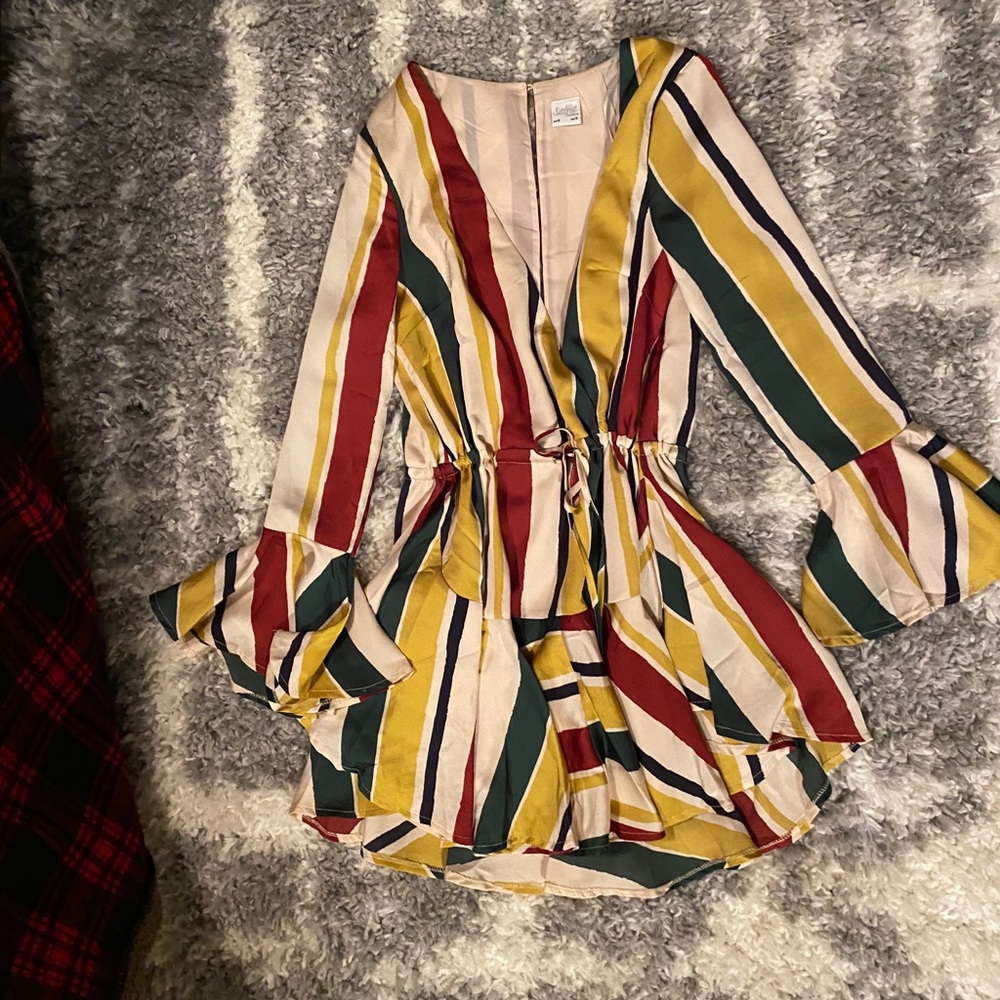 Selfie Leslie colorful dress